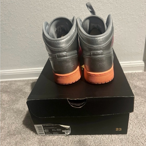 Jordan 1 Mid - Picture 2 of 2